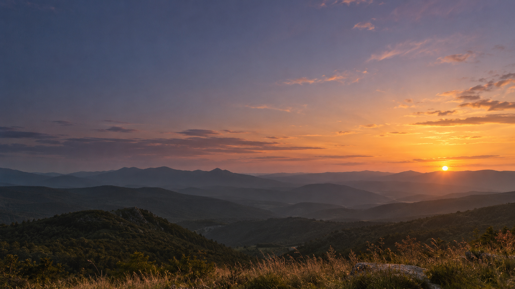 Pôr do sol contemplativo entre montanhas